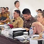 Ketua DPRD Gumas Binartha saat memimpin rapat