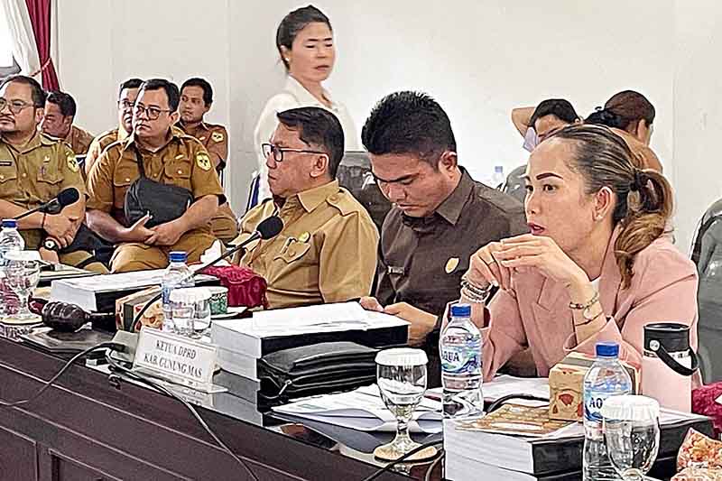 Ketua DPRD Gumas Binartha saat memimpin rapat