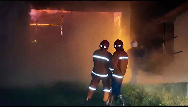 Disambar Petir, Gudang Lantai 3 Hangus Terbakar