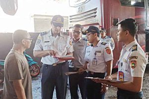 Dishub Kobar Rutin Cek Dokumen dan Kondisi Teknis Kendaraan Bus 