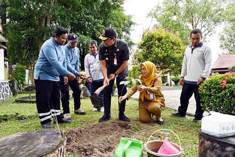Pj. Bupati Apresias Kerja Keras Raih Adipura, DLH Kobar Jadi Penggerak Utama 