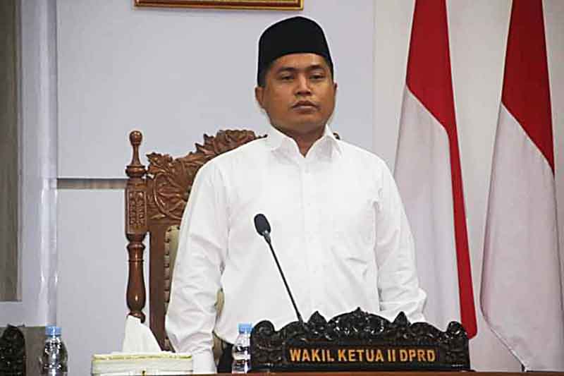 Waket II H Arif Rahman Hakim.