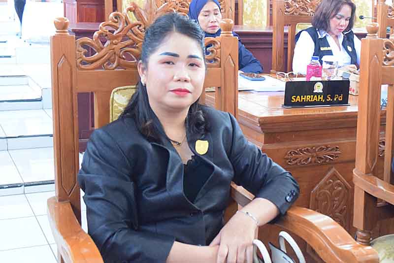 Anggota DPRD Gunung Mas Karolina