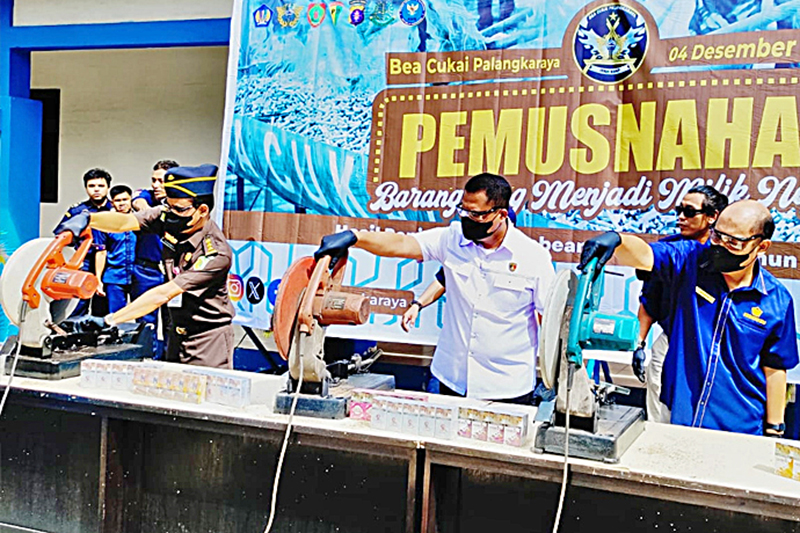 Bea Cukai Musnahkan Rokok dan Miras Ilegal