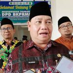 Bupati Kotim, H Halikinnor saat diwawancarai awak media