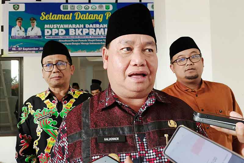 Bupati Kotim, H Halikinnor saat diwawancarai awak media