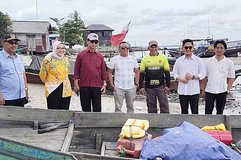 Dewan Dapil III Tinjau Abrasi Pantai di Kobar