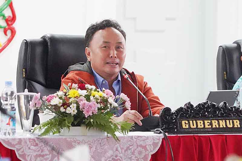 Gubernur Kalteng, H. Sugianto Sabran saat pimpin rapat