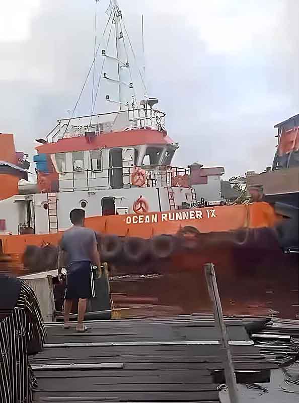 HANCUR! Tongkang Batu Bara Senggol Lanting Warga