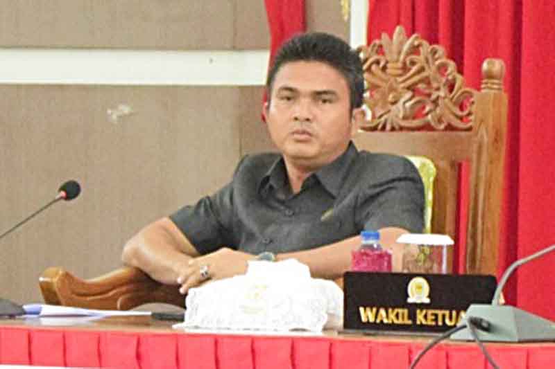 Ketua DPRD Gumas Binartha.