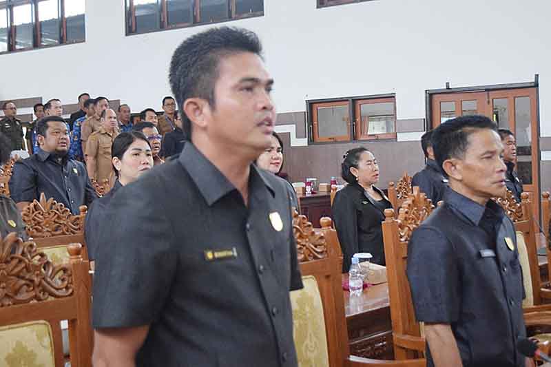 Ketua DPRD Gumas Binartha.