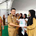 Pj Bupati Serahkan BLT DBH-DR dan Bansos UEP