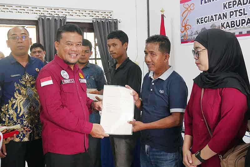 Pj Bupati Serahkan Sertifikat Elektronik Program PTSL