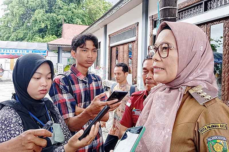 Pj Walikota Palangka Raya Hera Nugrahayu saat dibincangi awak media