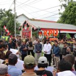 Puluhan Massa Geruduk Kantor KPU Kapuas