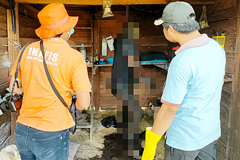 Seorang Pria Tergantung di Pondok, Badan Mulai Membusuk