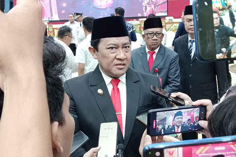 Wagub Kalteng, Edy Pratowo saat diwawancarai awak media
