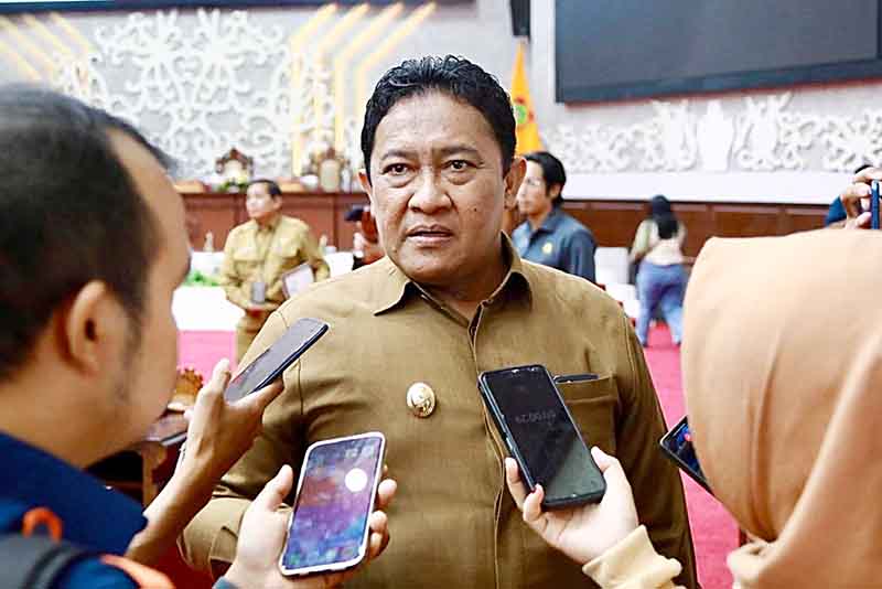 Wagub Kalteng, Edy Pratowo saat diwawancarai media