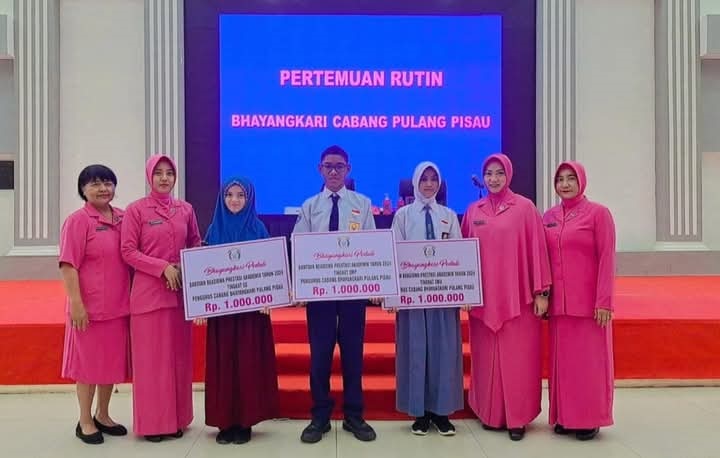 Berikan Beasiswa kepada Anak Berprestasi dan Penyandang Disabilitas