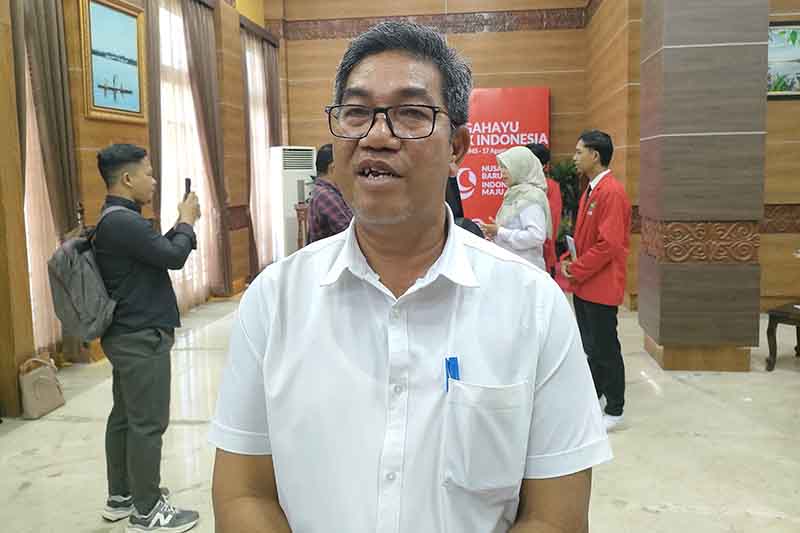 Kepala Bapenda Kotim, Ramadansyah saat diwawancarai awak media