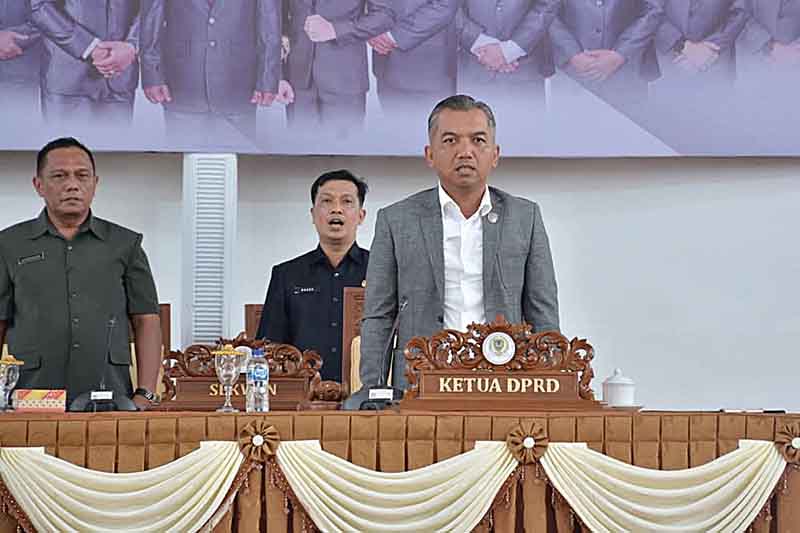 Ketua DPRD Seruyan Zuli Eko Prasetyo saat memimpin rapat paripurna.