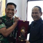 Komandan Korem (Danrem) 102Pjg Brigjen TNI Wimoko saat foto bersama dengan Ketua DPRD Kalimantan Tengah, Arton S Dohong