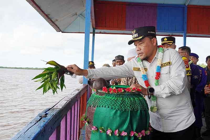 Pj Bupati Hadiri Syukuran Laut ke-19 Kecamatan Jelai