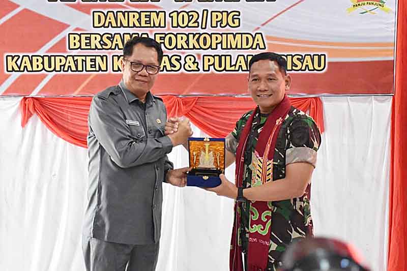 Pj Bupati Sambut Kunker Dandrem 102Pjg