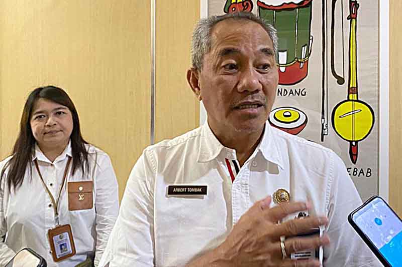 Pj Sekda Kota Palangka Raya, Arbert Tombak saat diwawancarai awak media