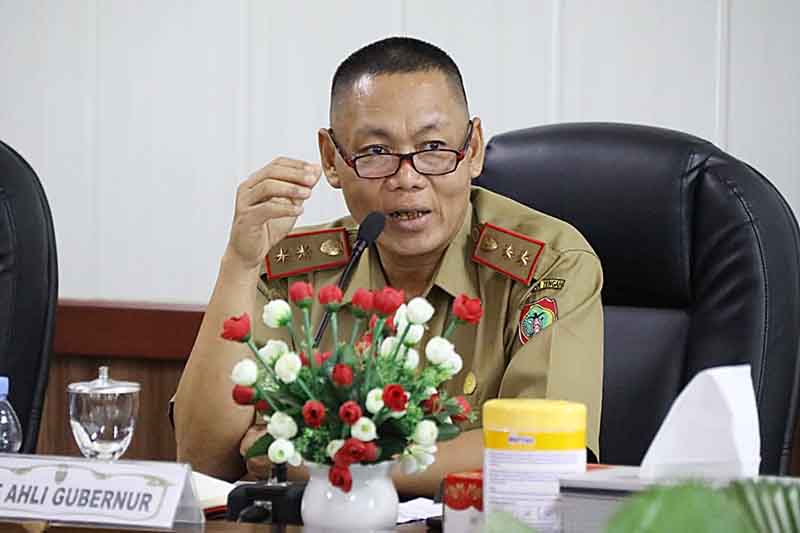 Sahli Gubernur Bidang Ekonomi Keuangan dan Pembangunan, Yuas Elko mengikuti rapat