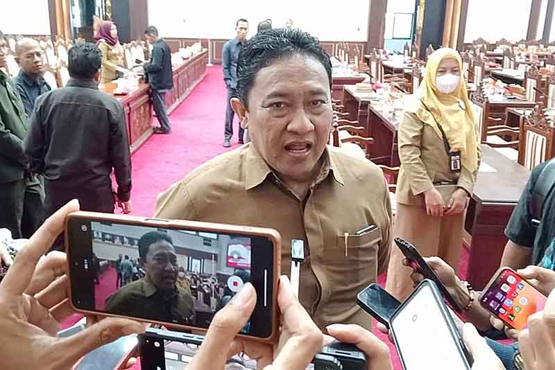 Wagub Kalteng, H. Edy Pratowo saat diwawancarai