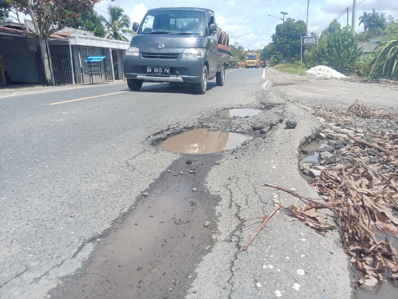 Warga Keluhkan Jalan Trans Kalimantan Banyak Berlubang