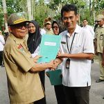 DLH Kotim Serahkan SK Perpanjangan Masa Kontrak