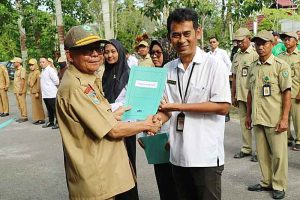 DLH Kotim Serahkan SK Perpanjangan Masa Kontrak