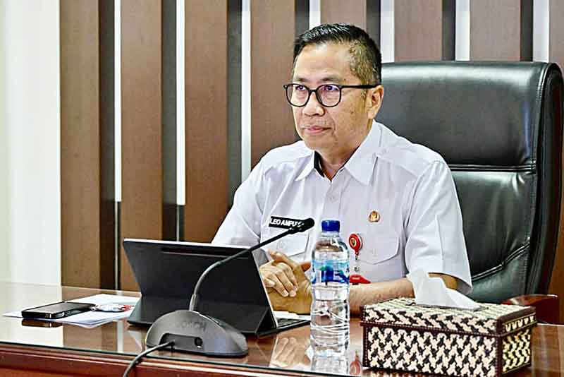 Kepala Bapperida, Leonard S. Ampung mengikuti rapat