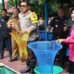 Tebar 5.000 Benih Ikan dan 1.000 Bibit Tanaman