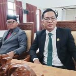 Anggota DPRD Seruyan Wiwin ( kanan ) saat mengikuti rapat Paripurna.