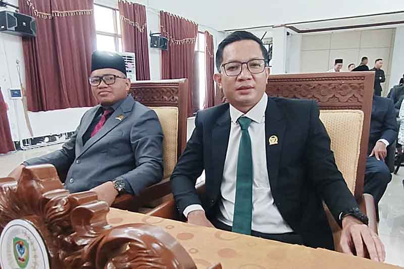 Anggota DPRD Seruyan Wiwin ( kanan ) saat mengikuti rapat Paripurna.