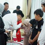 Bupati Sukamara Serahkan Santunan ke Anak Yatim