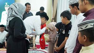 Bupati Sukamara Serahkan Santunan ke Anak Yatim