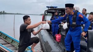 Ditpolairud Bagikan Takjil di Bantaran Sungai dan Laut