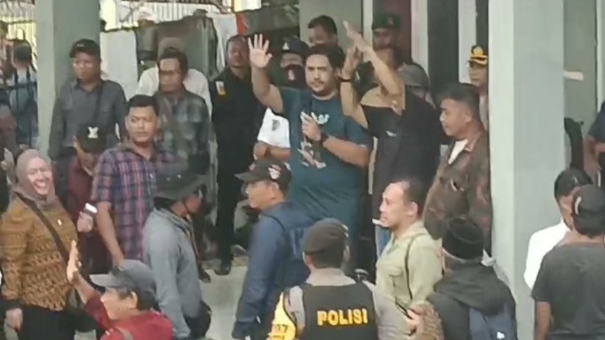 Massa Minta Pasangan Agi-Saja Didiskualifikasi1