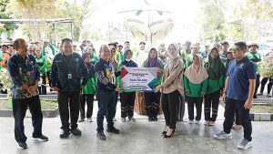 Ratusan Paket Sembako Disalurkan bagi Petugas Kebersihan