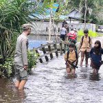 Satpol PP Pantau Banjir di Palangka Raya