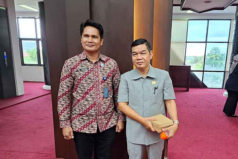 Anggota DPRD Kalteng Ampera A.Y Mebas bersama kolega