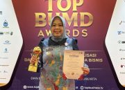 Bupati Kobar Terima Piala Top Pembina BUMD