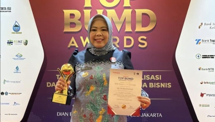Bupati Kobar Terima Piala Top Pembina BUMD