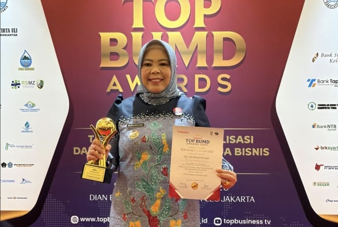 Bupati Kobar Terima Piala Top Pembina BUMD
