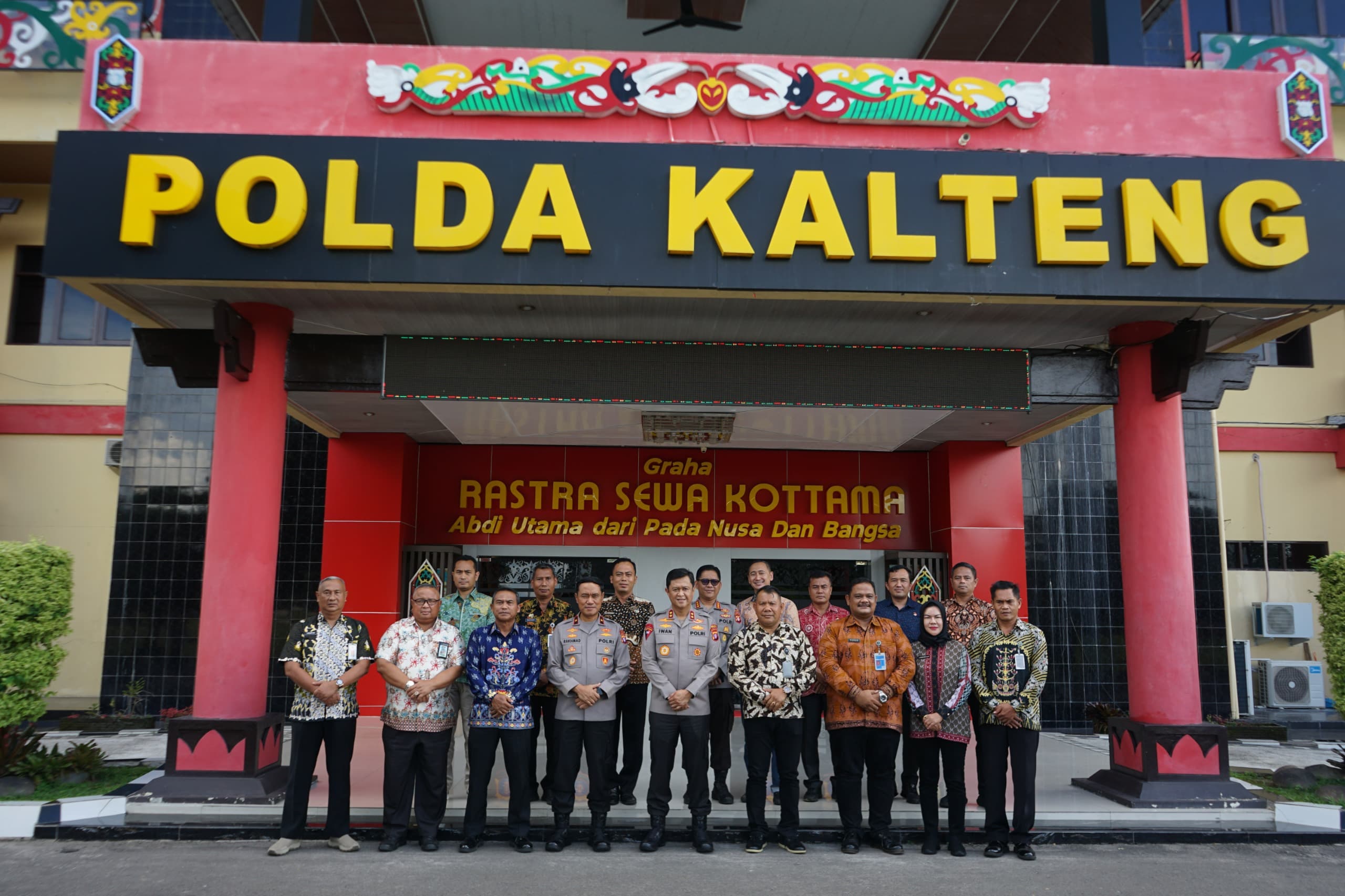 FOTO TERRY/PE FOTO BERSAMA: Kapolda Kalteng Irjen Pol Iwan Kurniawan dan jajaran foto bersama usai menerima audiensi Kakanwil Ditjenpas Kalteng I Putu Murdiana dan jajaran, beberapa waktu lalu.