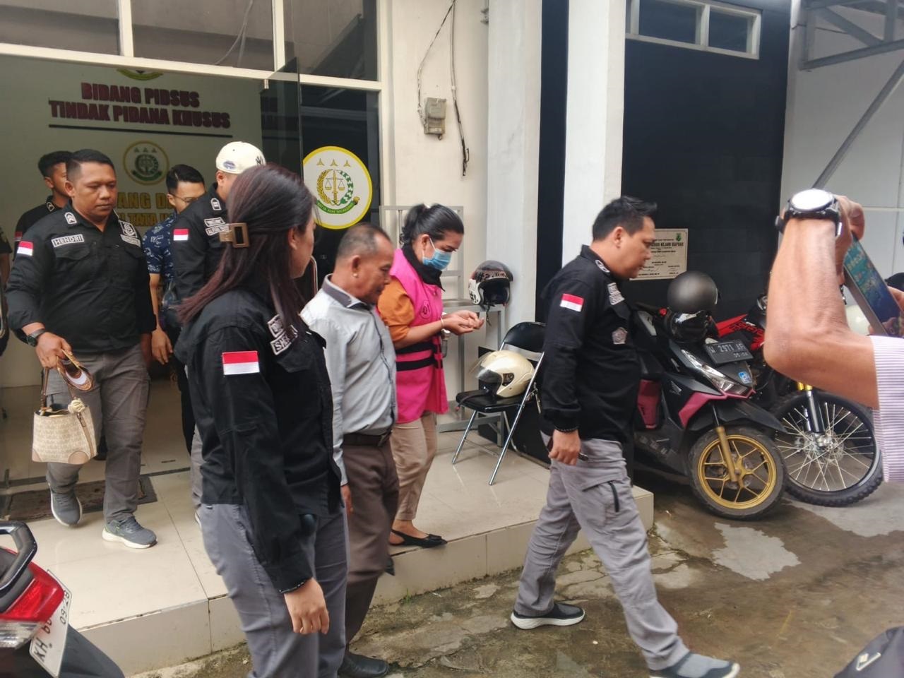 Kejaksaan Tahan Mantan Bendahara Setda Kapuas